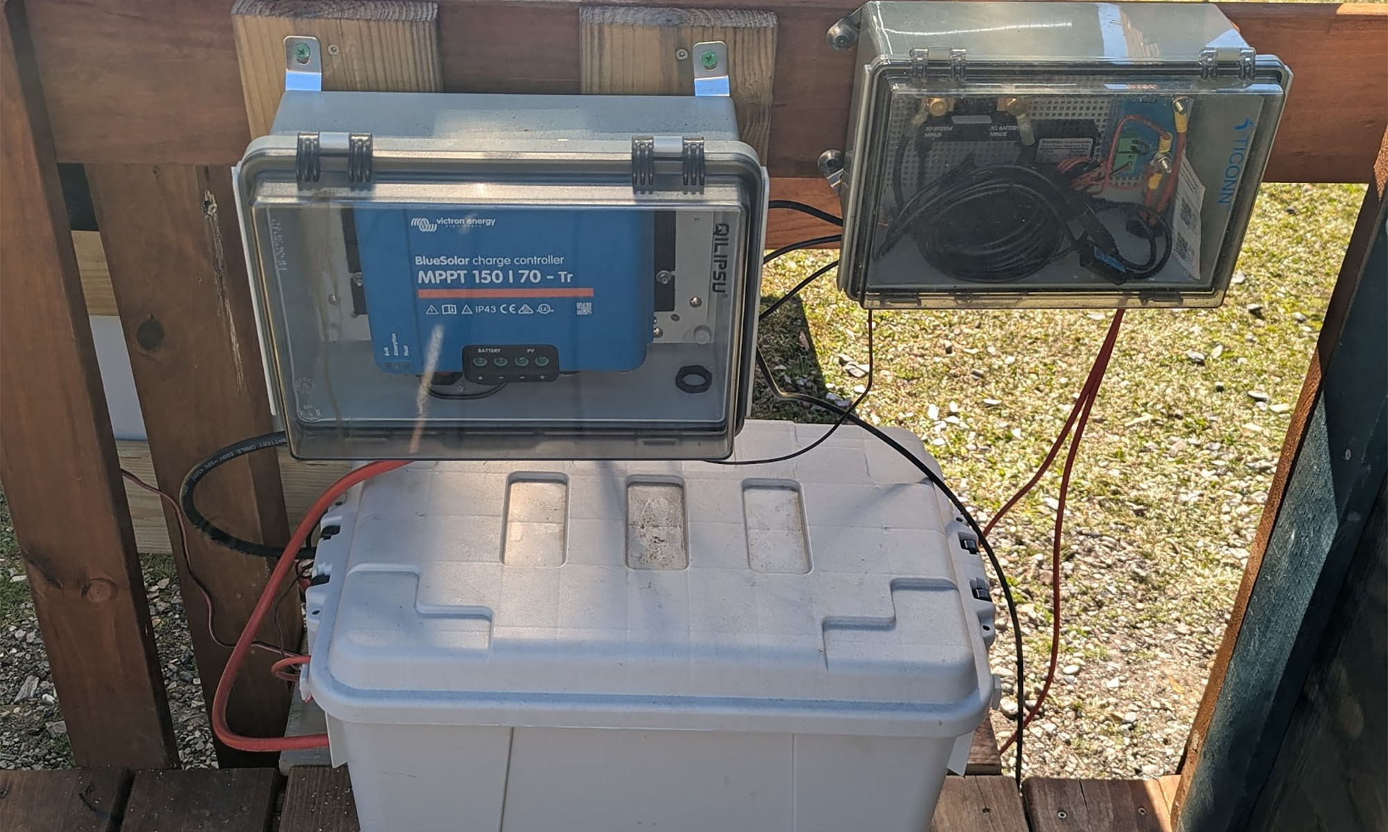 View of the MPPT, battery case and shunt (context view)